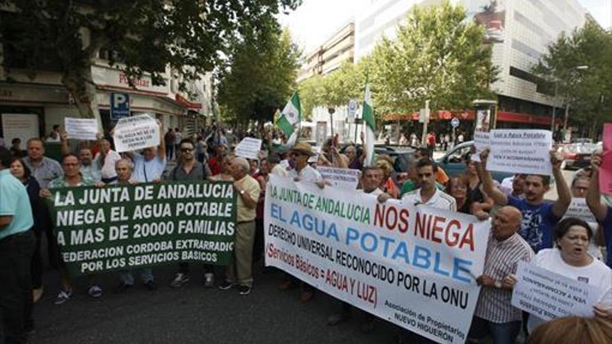 Más de 50 parcelistas piden agua cortando Ronda de los Tejares