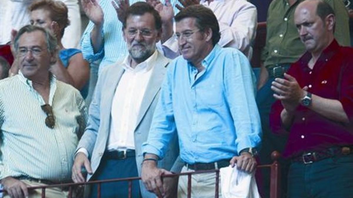 Rajoy, acompañado de Feijóo, reapareció ayer en la plaza de toros de Pontevedra