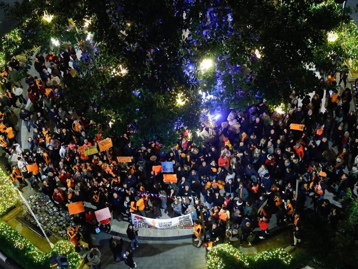 Concentración ante el ayuntamiento de Torrent.