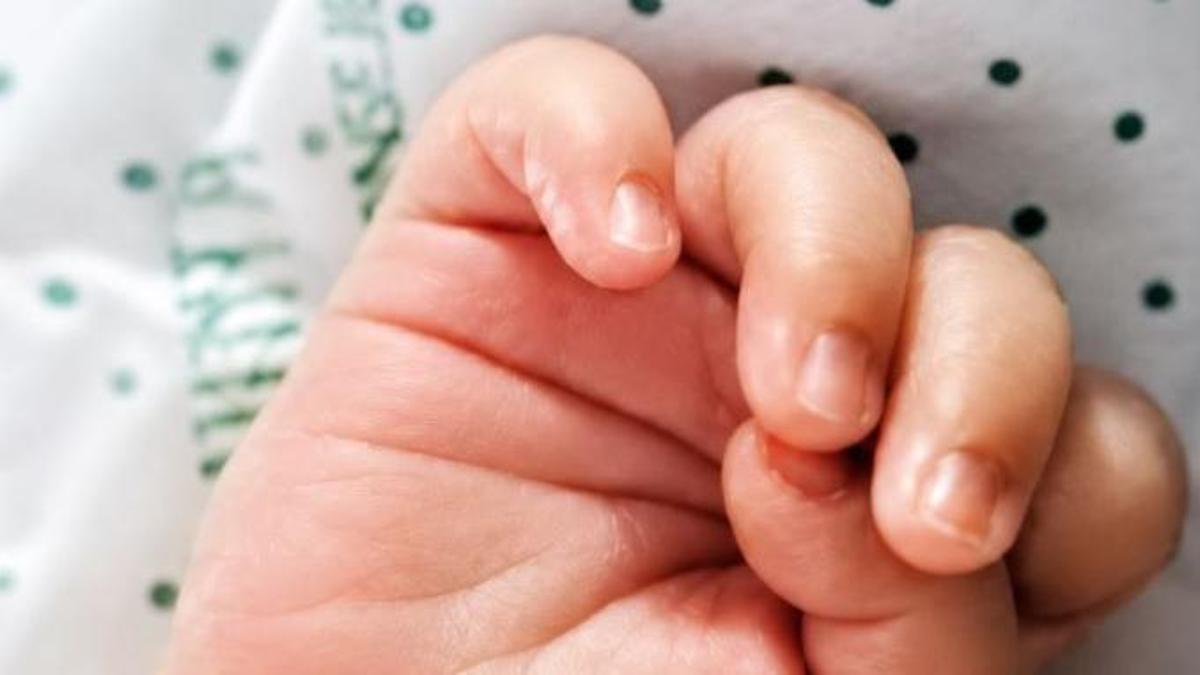 La mano de la recién nacida.