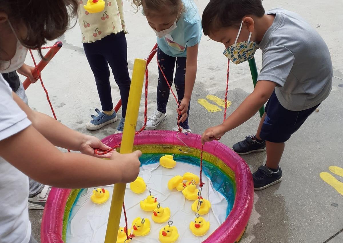 Alumnos jugando a la caza de patos.