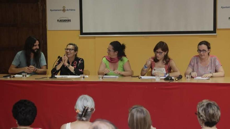 El presidente del Parlament Balti Picornell (i) y la portavoz de Podemos Laura Camargo (2d), ayer en la presentación de Construim Podem.