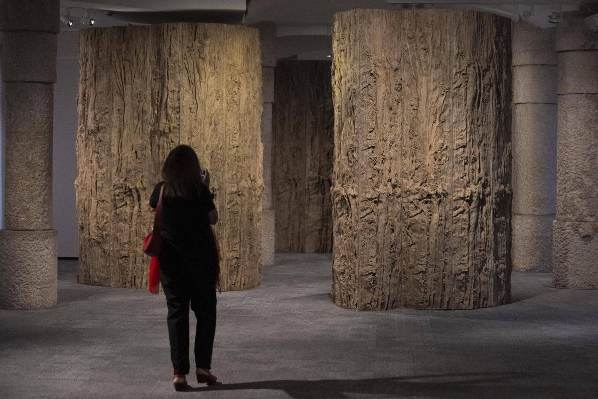 Vista general de la exposición dedicada a Cristina Iglesias en La Pedrera, la primera muestra monográfica sobre la artista en Barcelona, el 8 de octubre de 2025.