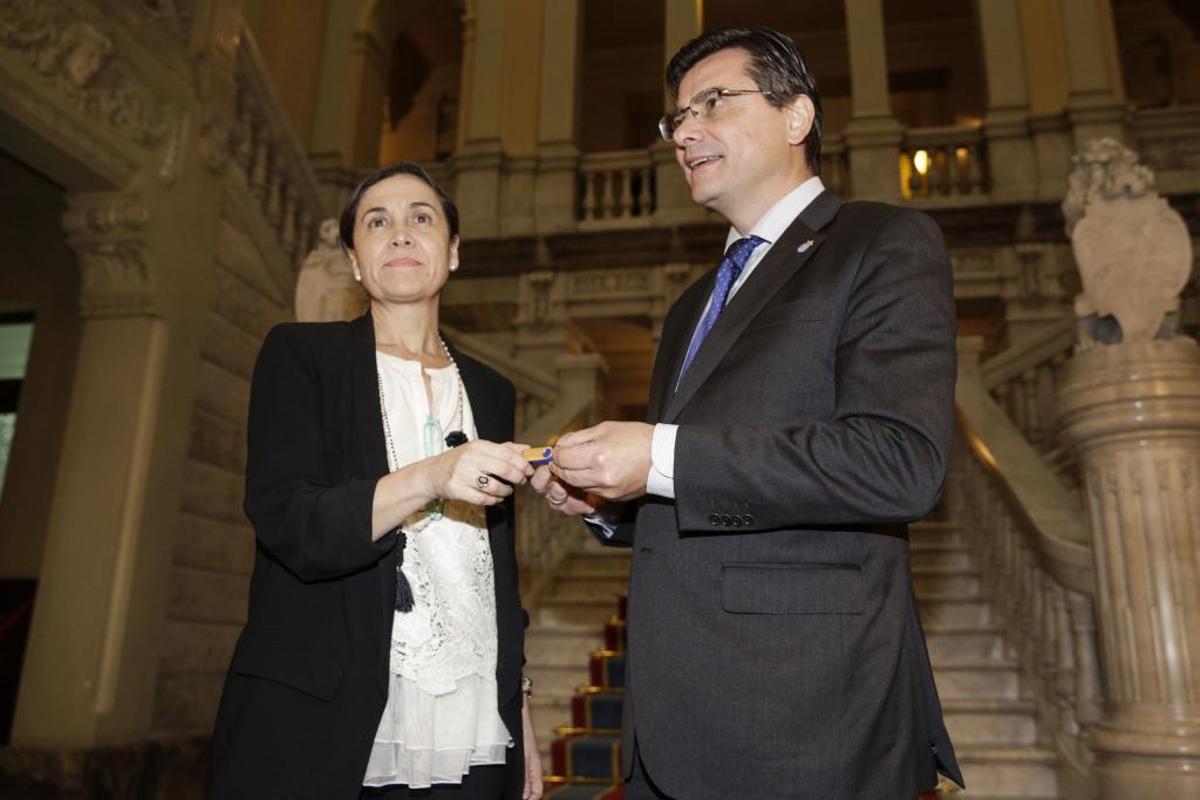 Dolores Carcedo entrega a Pedro Sanjurjo el lápiz de memoria con el proyecto del Presupuesto regional para 2018.