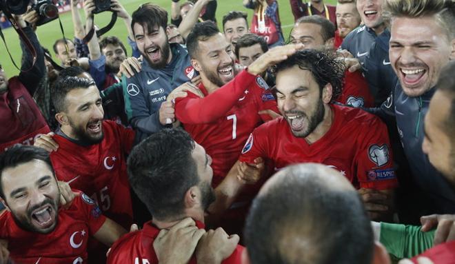 Arda Turan enloqueció con la clasificacion para la Euro16