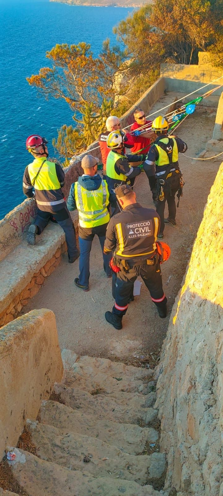 Así ha sido rescate de una perrita Yorkshire en un acantilado de 30 metros en Mallorca
