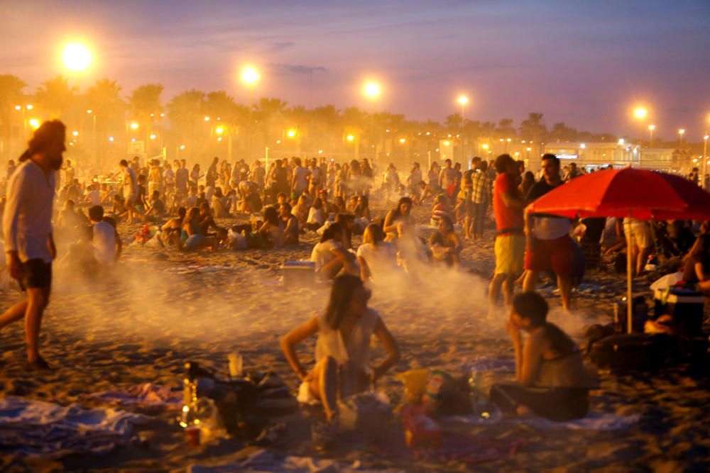 Hogueras de la noche de San Juan en València