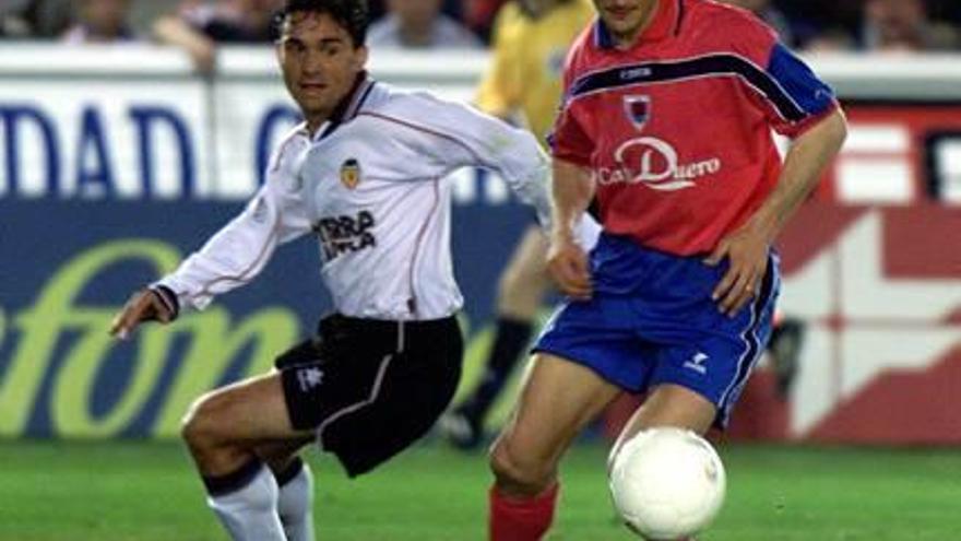 Pacheta, con el Numancia, junto al che Juan Sánchez en la 99/00.