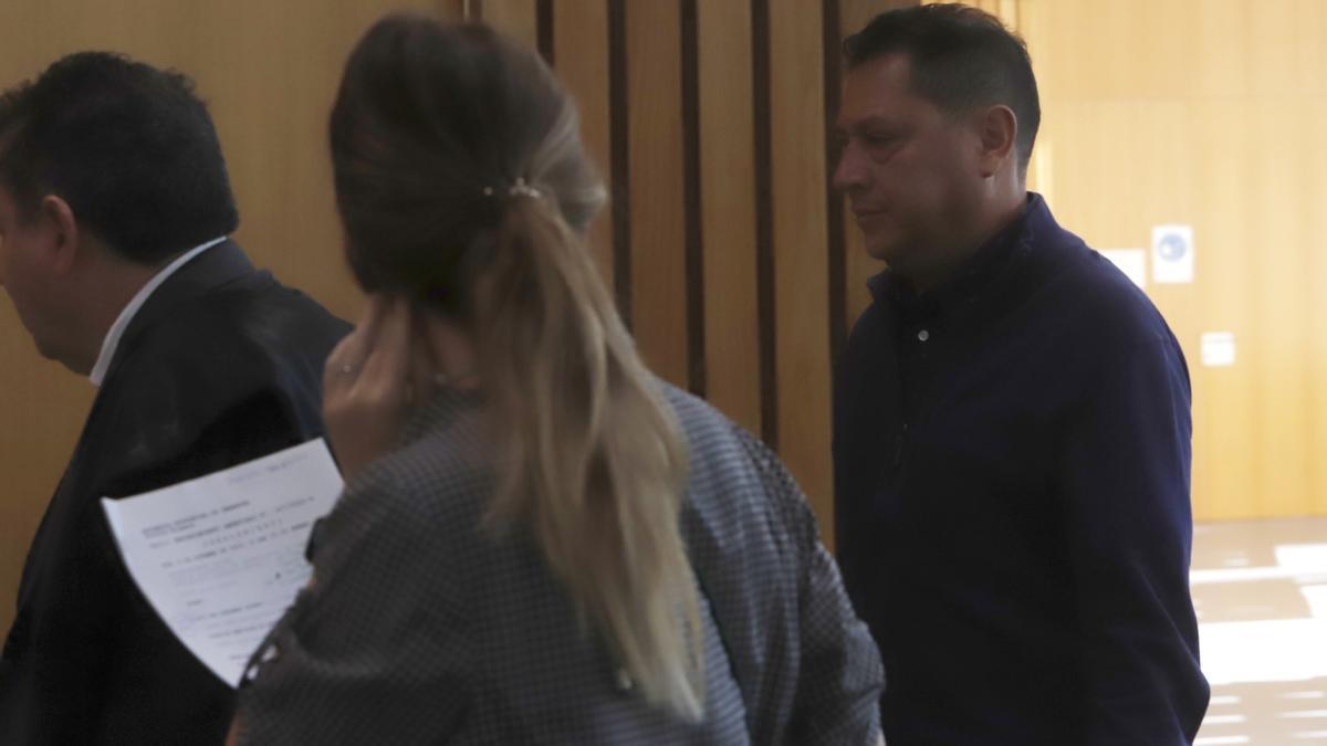 El acusado, Luis Juan G.C., antes de declarar en el juicio celebrado en la Audiencia Provincial de Zaragoza el pasado mes de octubre.