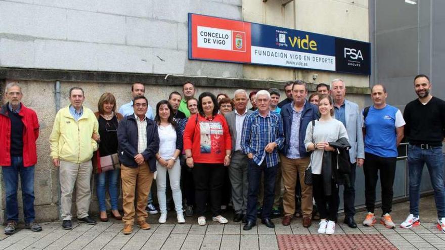 Representantes de los clubes asociados de Vide que recibirán la subvención, con Manel Fernández. // FdV