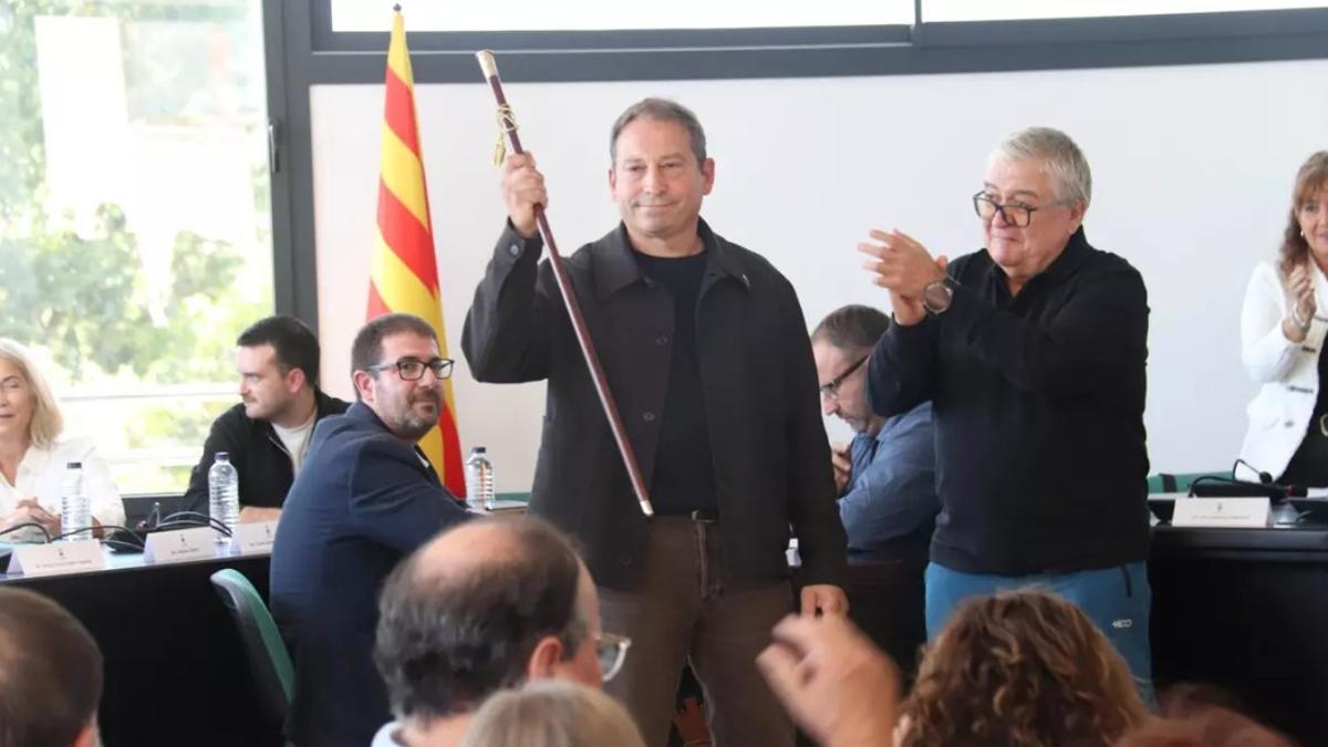 Pep Prat agafa la vara d'alcalde de Santa Coloma de Farners després de guanyar la moció de censura.