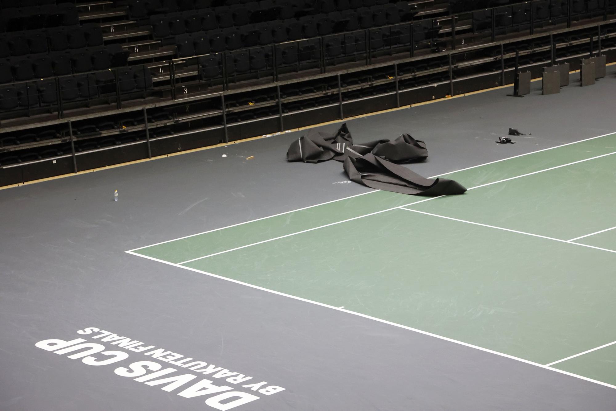 Desmontaje de las pistas de La Fonteta tras la Copa Davis