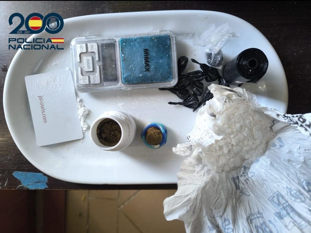 Droga intervenida en dos domicilios de La Vileta.