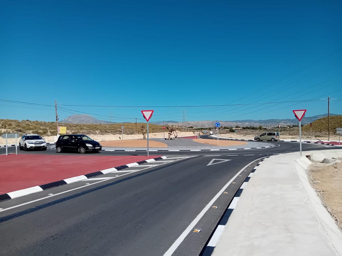 Vehículos circulan por la nueva rotonda
