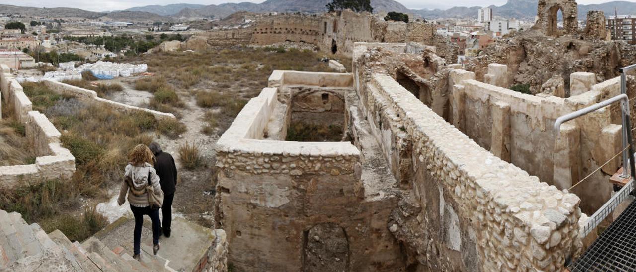 Imagen del castillo de Elda en su zona interior actualmente en fase de restauración