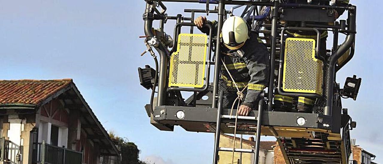 Los bomberos avilesinos auxilian a la víctima de un accidente. | R. Solís