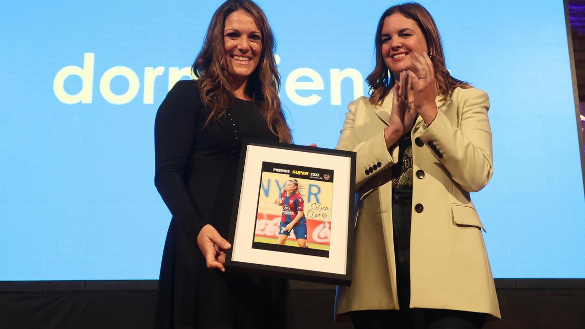 Premio Fútbol Femenino: Silvia Lloris (Recoge Ruth García). Entrega: Sandra Gómez