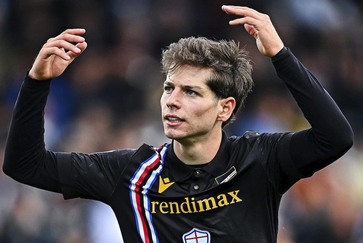 El atacante catalán Estanislau Pedrola Fortuny celebra un tanto con la elástica de la Sampdoria ante el Unione Sportiva Cremonese.  | LA PROVINCIA / DLP