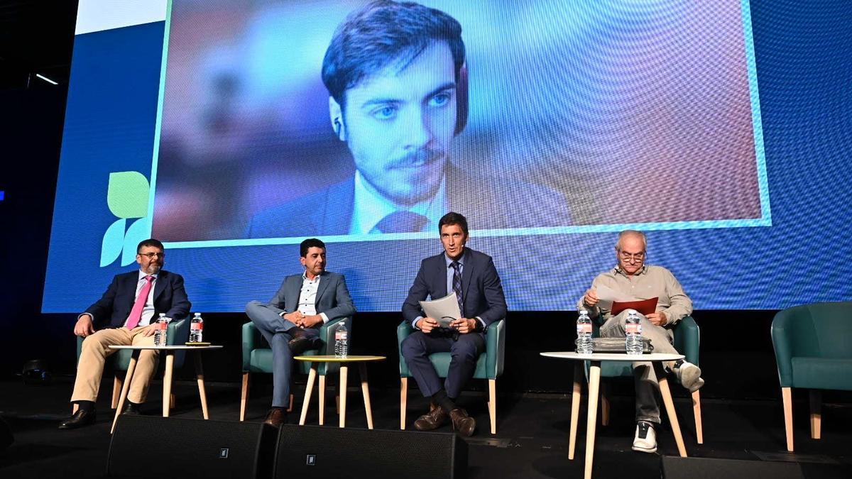 Mesa redonda del evento en la  que participó el CEO de ESP  Solutions, junto a representantes  del Ministerio para la   Transición Ecológica, HAVI,   Grupo HAM e IVECO.