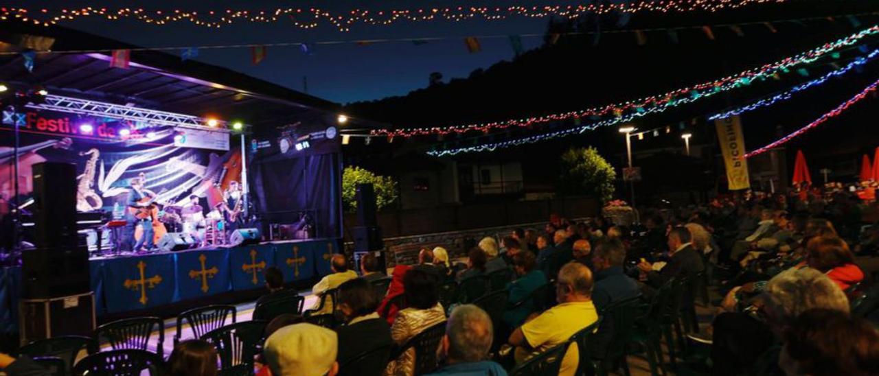 Vaudí, en su proyecto dedicado a Sinatra, el sábado, en Bueño. | R.M.