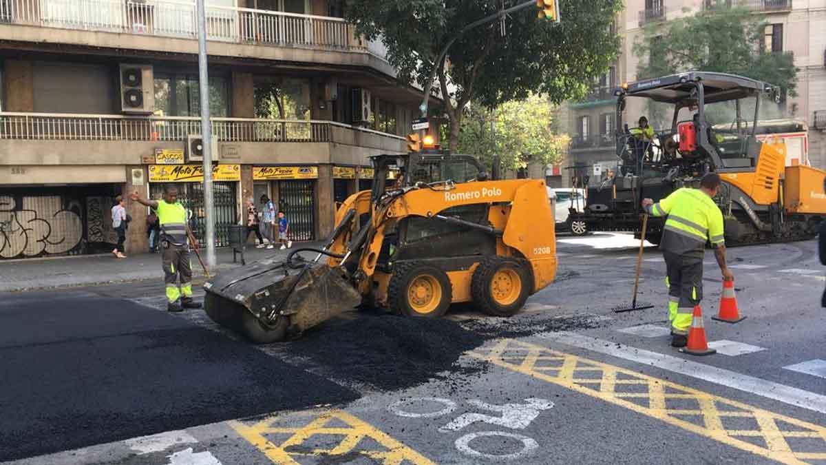 Obras de asfaltado de la calle de Aragó entre paseo de Sant Joan y Bailèn, por los incendios de las protestas.