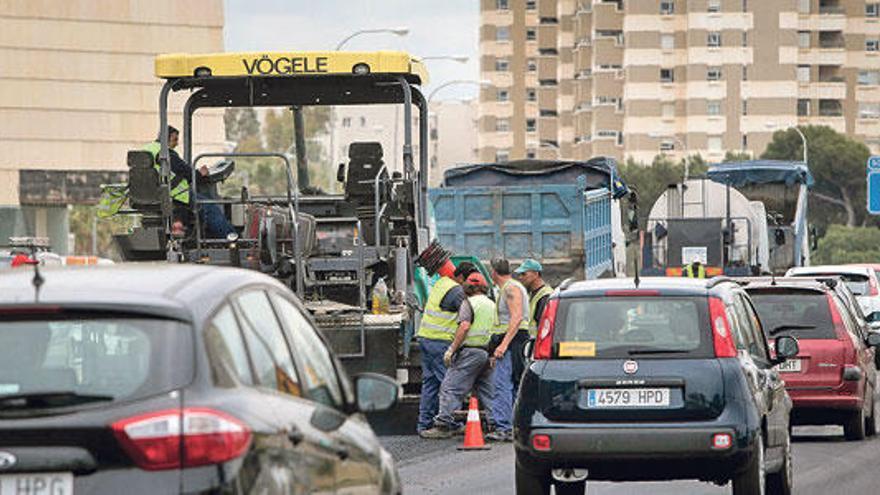 Obras de asfaltado frente el Palacio de Congresos.