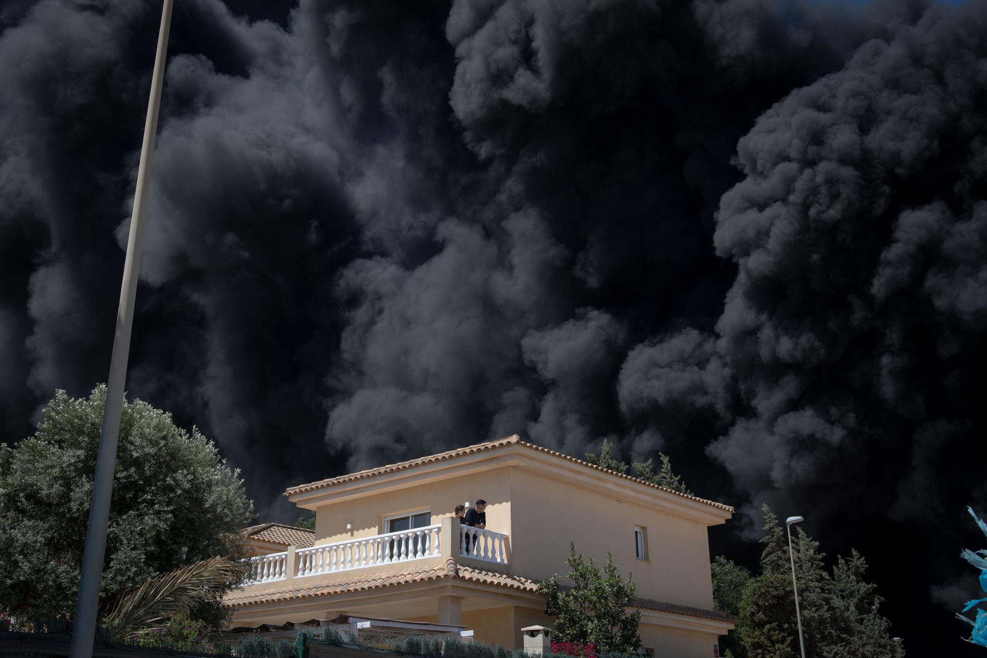 Las impactantes imágenes del incendio en una empresa de frutas de Fuente Álamo