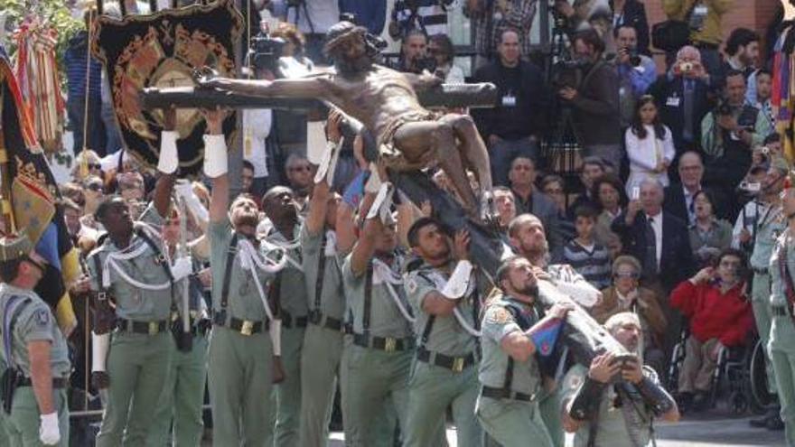 Los legionarios protagonizan el traslado del Cristo de la Buena Muerte.