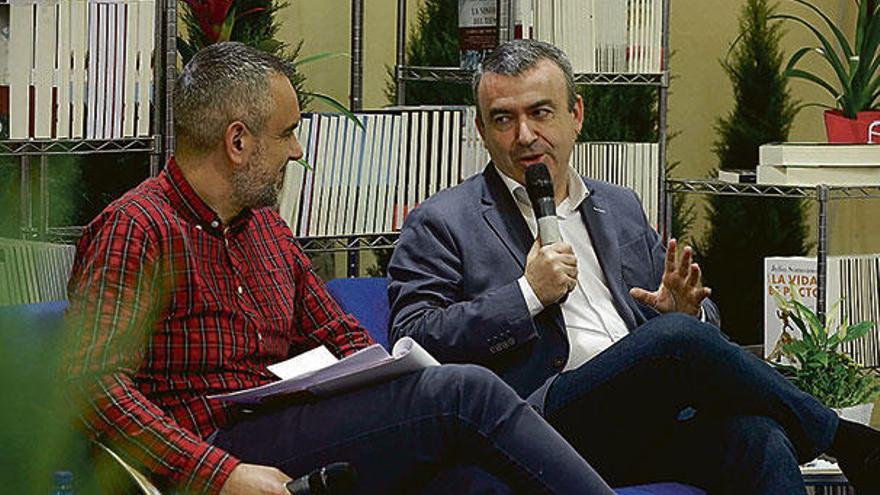 Lorenzo Silva, a la derecha, conversa con Rafael Gutiérrez en Libroviedo.
