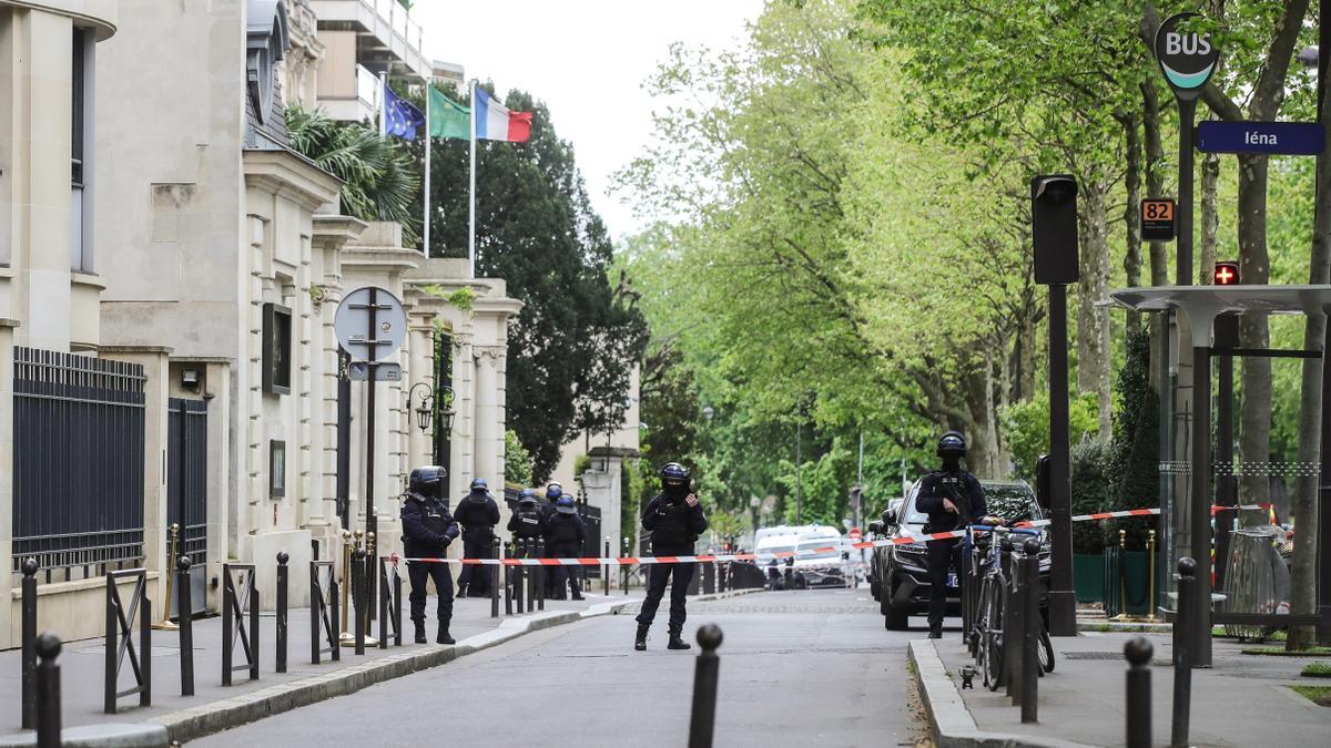 La policía francesa en el consulado de Irán en París.