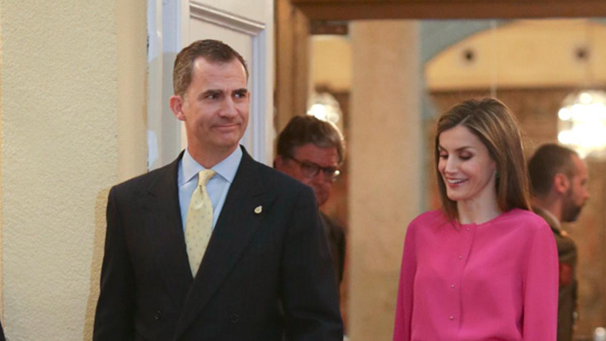 El look de Letizia Ortiz con pantalones 'culotte' de Uterqüe y camisa de Hugo Boss