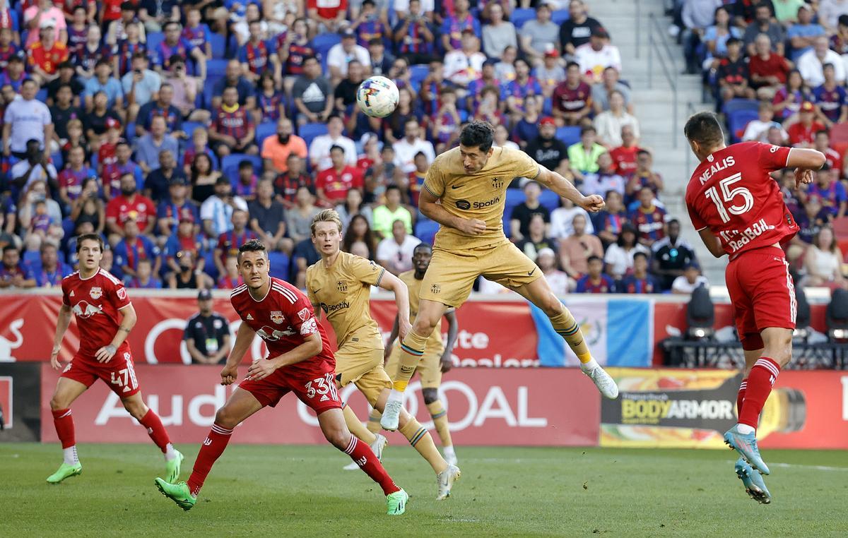 Robert Lewandowski cabecea al marco del New York Red Bull. 