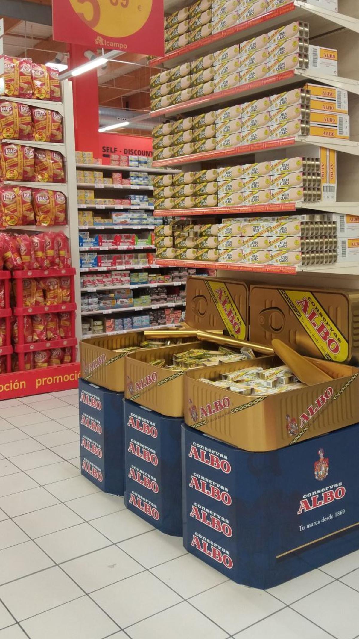 Un stand con productos de Albo en un supermercado