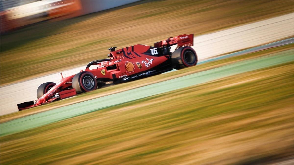 El Ferrari de Charles Leclerc en el Circuit de Catalunya.