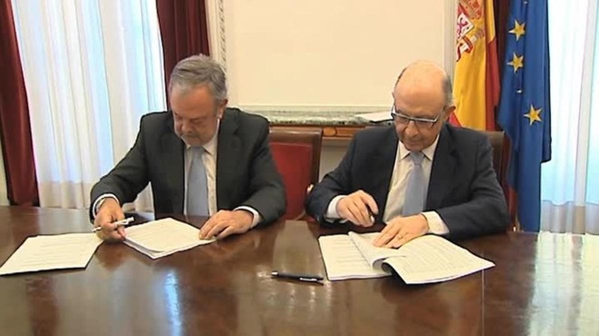 El ministre d’Hisenda i  el conseller d’Economia del Govern basc han firmat l’acord.