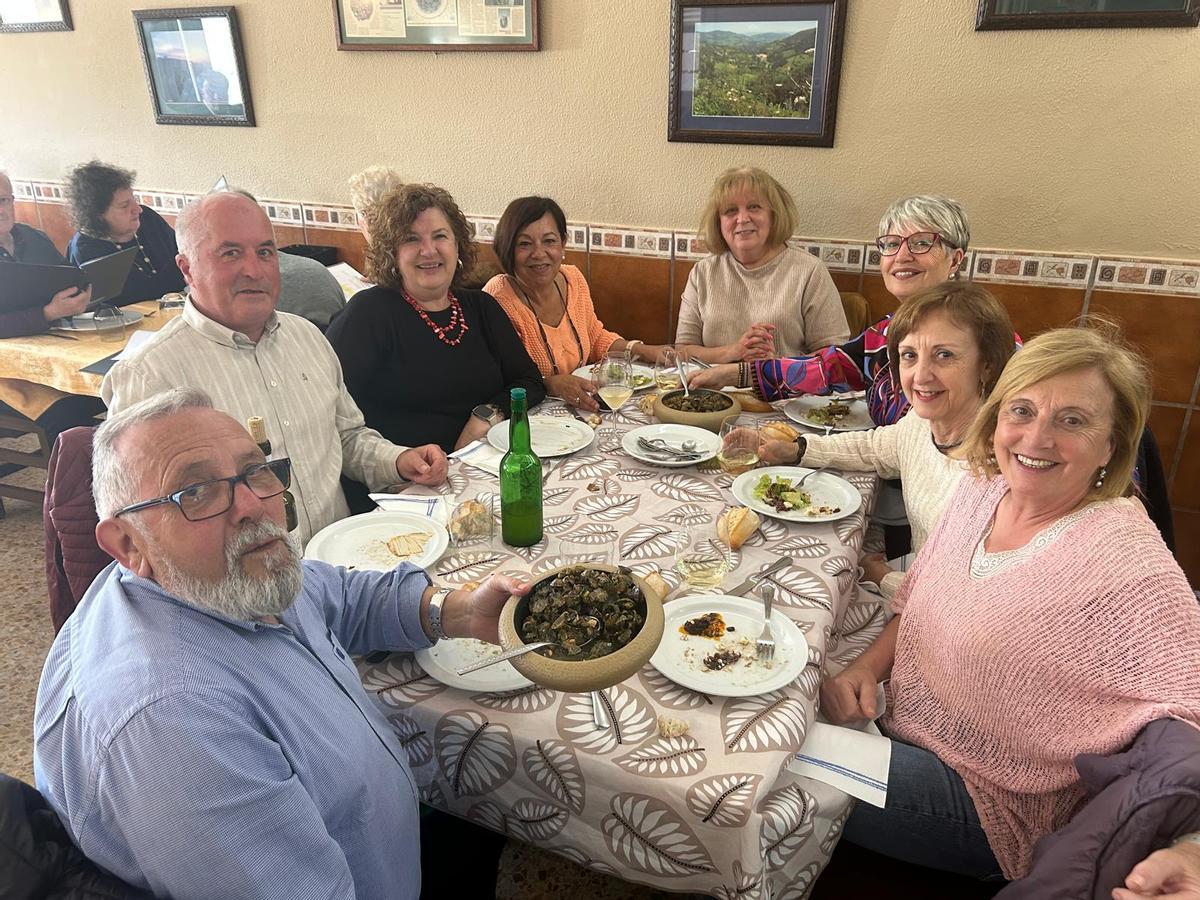 Por la izquierda, Javier González, José Antonio Garrido, Magdalena García, Emma Piñera, Adela Díaz, Amparo Fernández-Miranda, Carmen Díaz y Teresa Pérez, en el Restaurante Castañón.