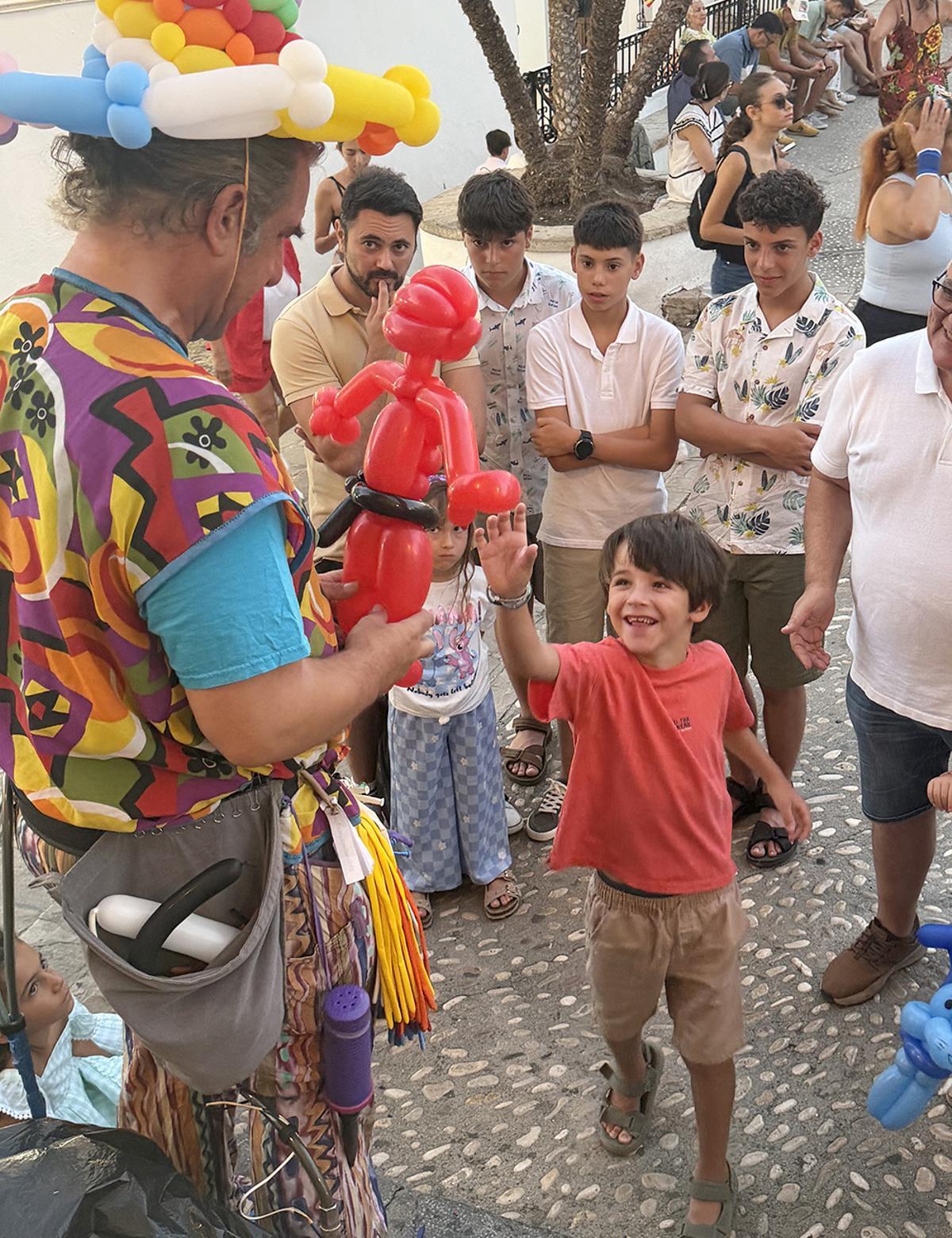 La sonrisa de un niño al recibir su figura hecha con globos es la meta de Antonio Bécares.