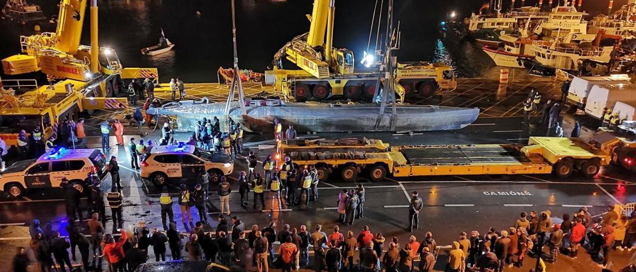 El narcosubmarino, en el muelle de Aldán tras ser izado de madrugada. // Santos Álvarez