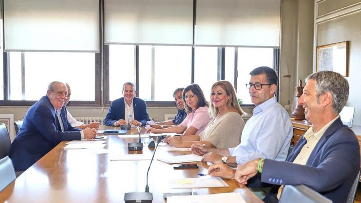 Abel Caballero presidió la reunión de la comisión de la EMVigo.