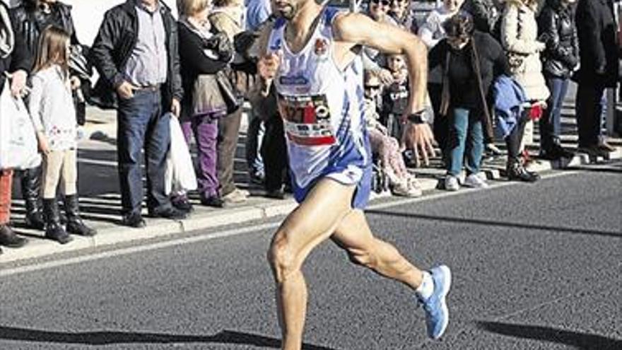 Ahouchar gana el VI 10k HdosO y Checa bate el récord femenino