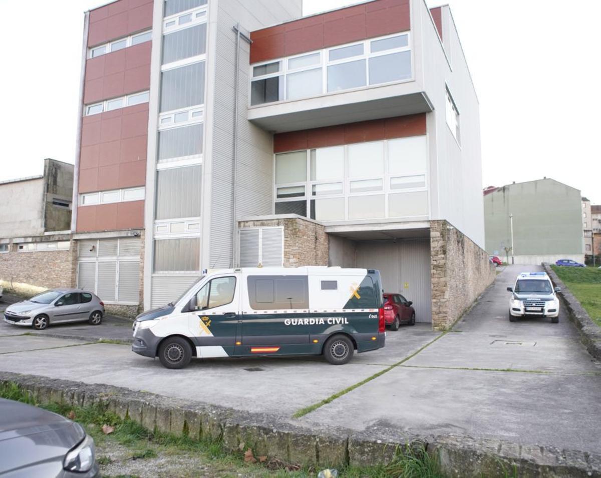 Vehículos oficiales de la Guardia Civil en los juzgados de Lalín.