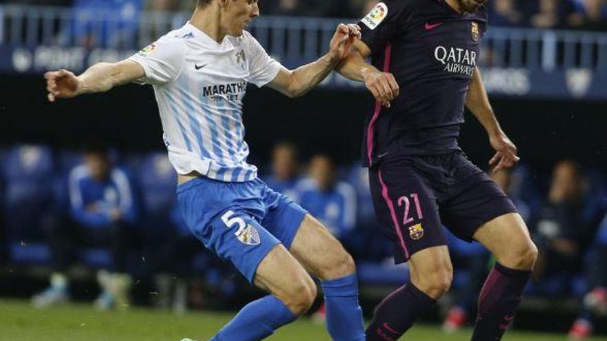 Llorente, el sábado tapona a André Gomes durante un lance del partido ante el Barcelona.