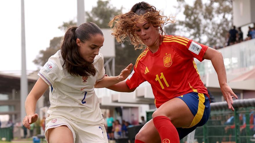Anna Quer (derecha) pugna por un balón con una jugadora francesa.
