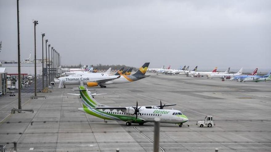 La borrasca colapsa el espacio aéreo de Canarias