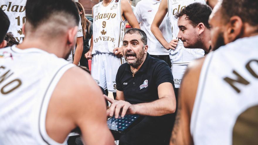 ¡Lo nunca visto! El entrenador asturiano sancionado por hacerle una peineta... a su propia afición: &quot;No tengo excusa&quot;