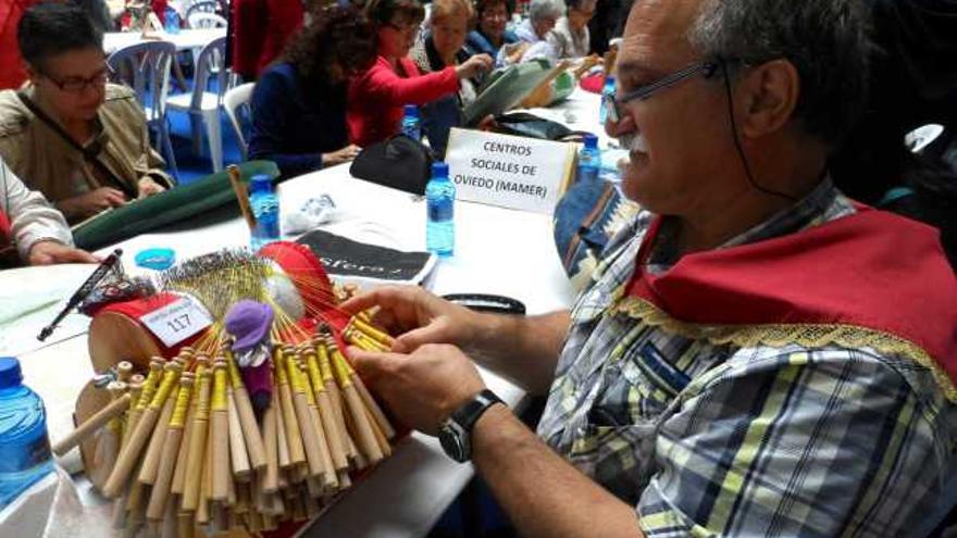 José Manuel Bardio, ayer, haciendo encaje de bolillos en la antigua fábrica Ortiz de Candás.