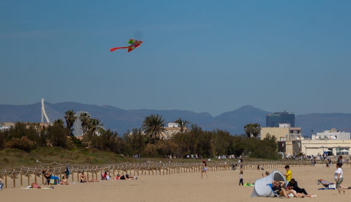 Cometas y comidas familiares en las playas del sur de València