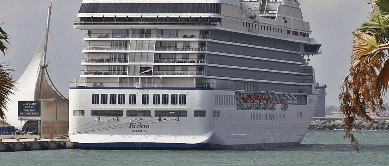 Una joven corre por la zona Volvo con un crucero al fondo, en una imagen de archivo. | RAFA ARJONES