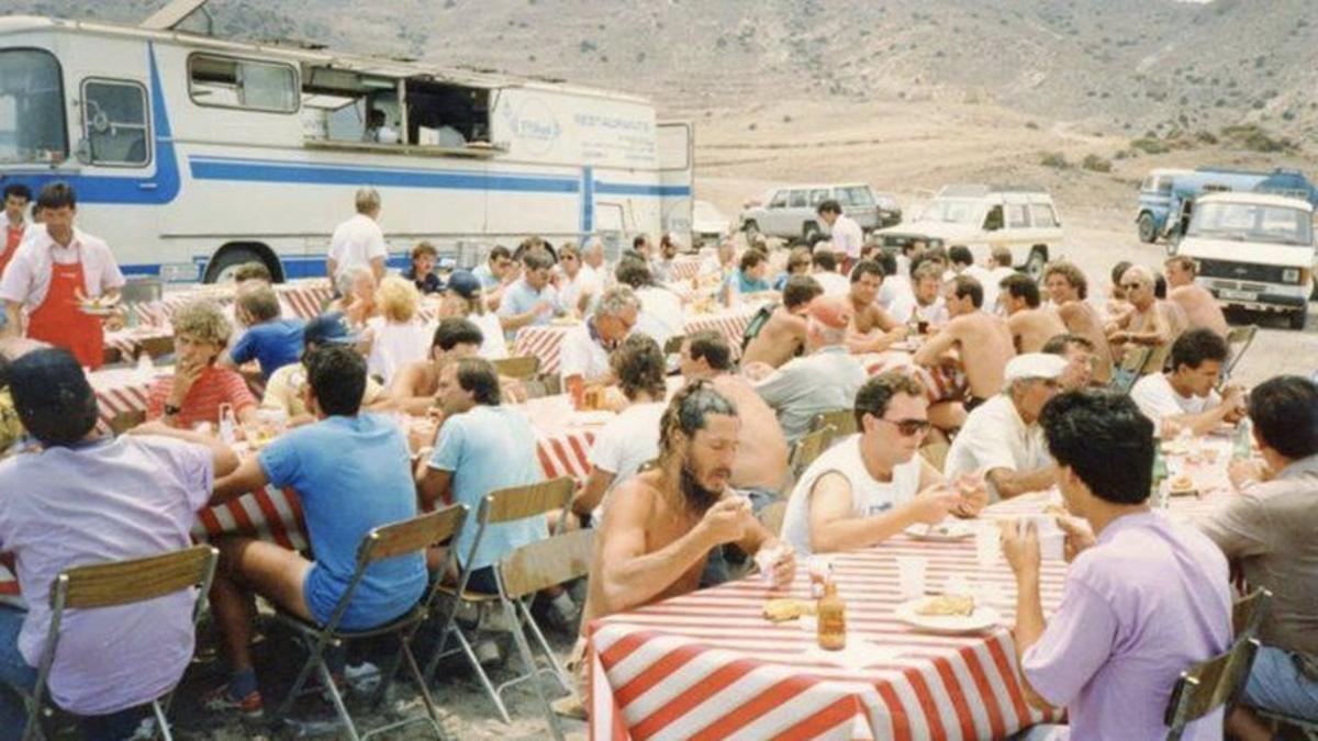 El equipo de rodaje de 'Indiana Jones y la última cruzada', durante una de las comidas.