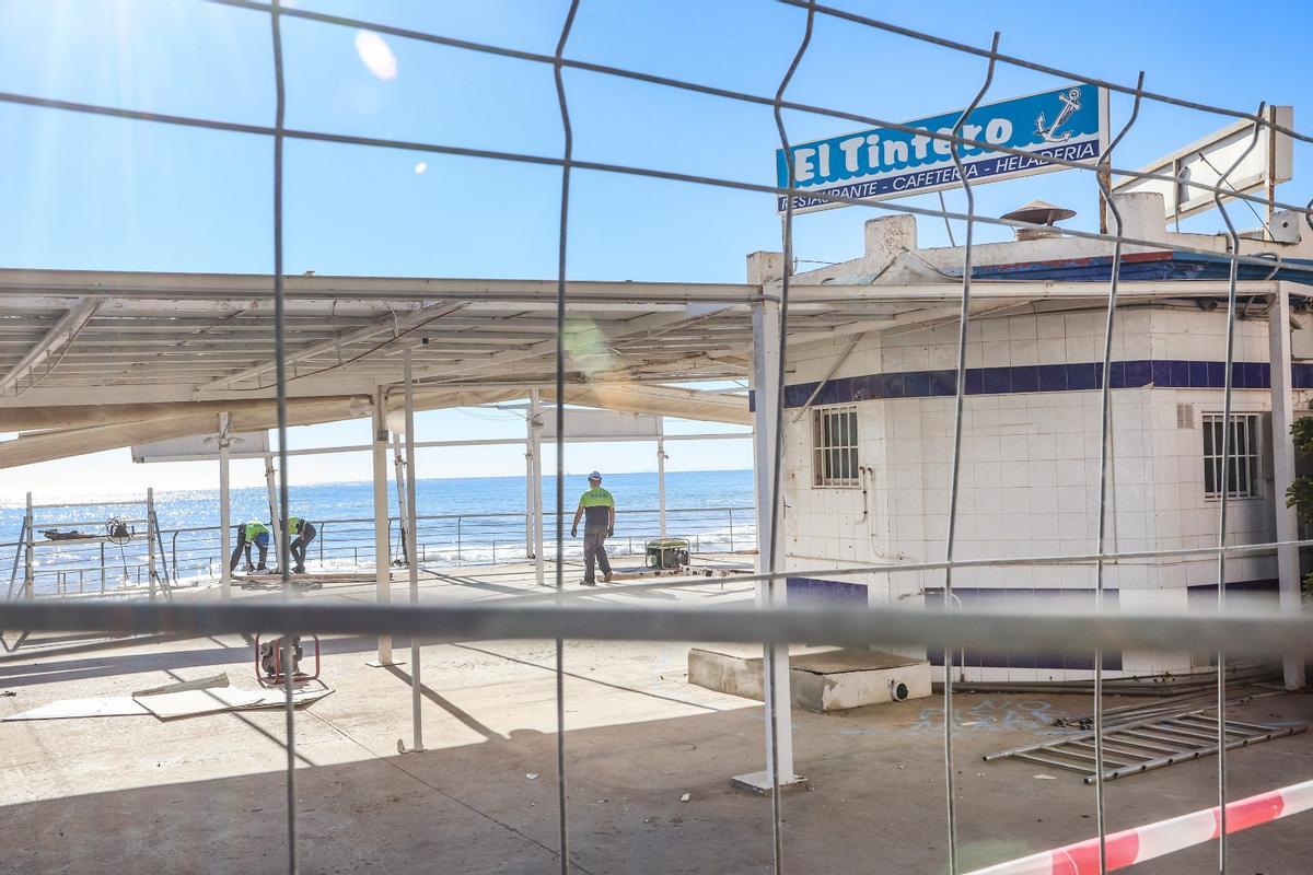 Trabajos de desmontaje y demolición del Kiosco El Tintero en la playa del Cura de Torrevieja por parte del servicio provincial de Costas